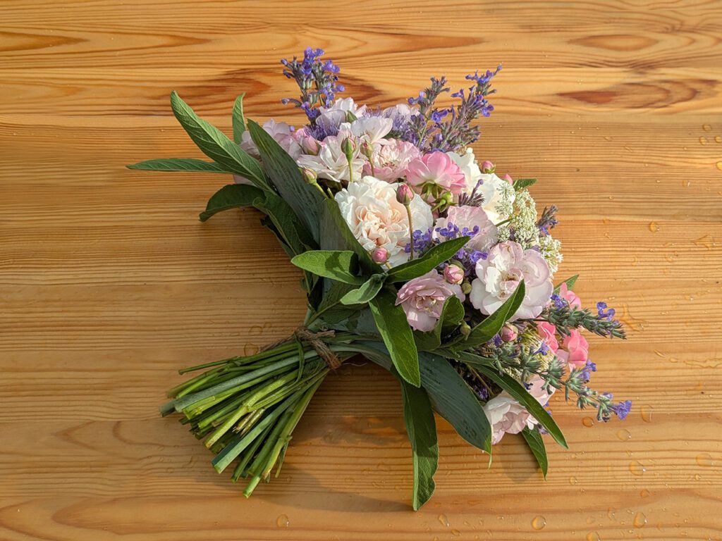 Udržitelná floristika- vázání kytic přírodním provázkem